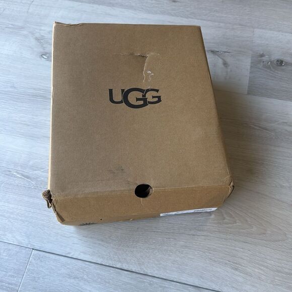 UGG Classic Ultra Mini II Black Size 7 New in Box - Picture 8 of 15